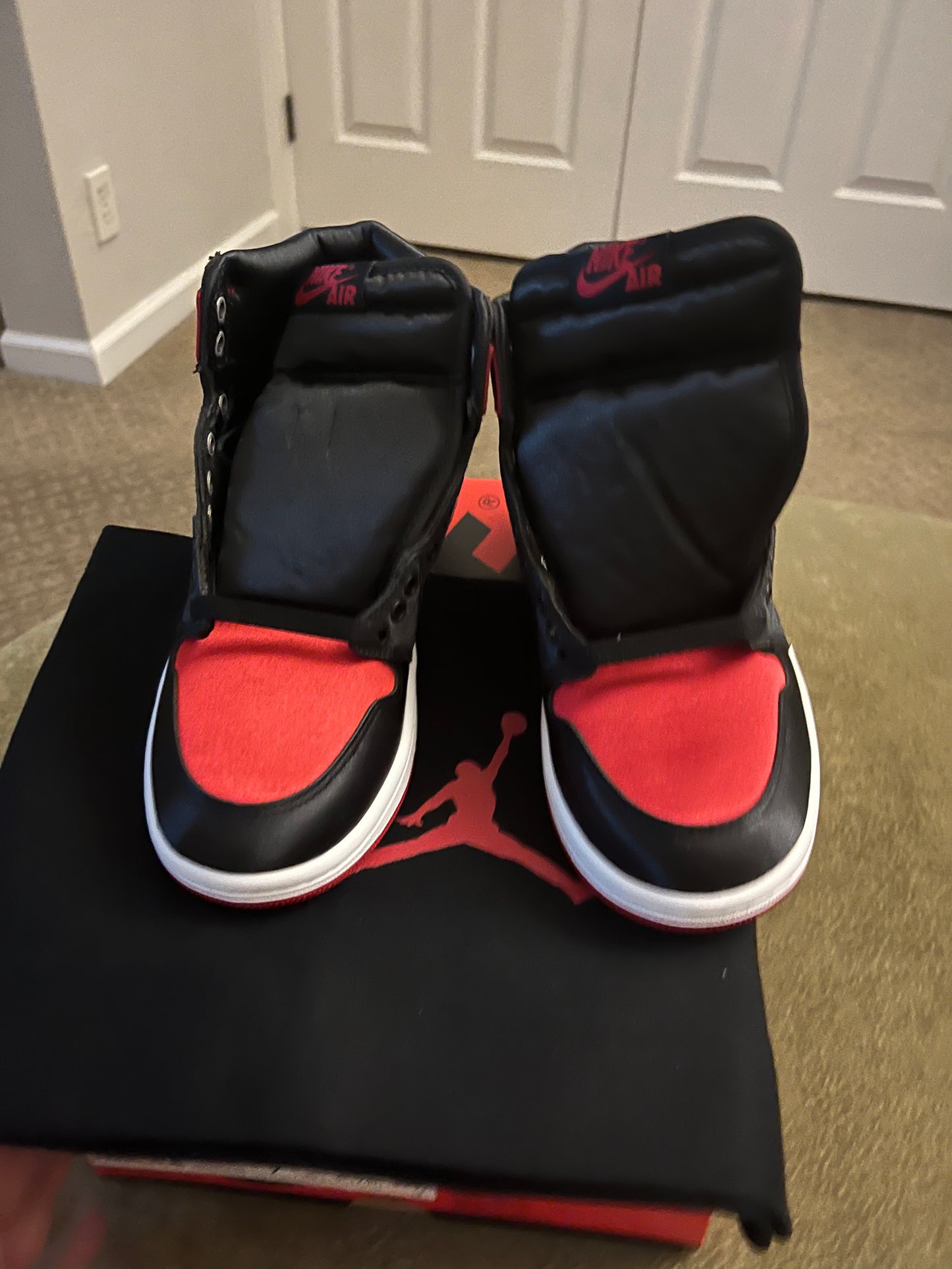 Jordan 1 Retro High OG
Satin Bred(Women’s)