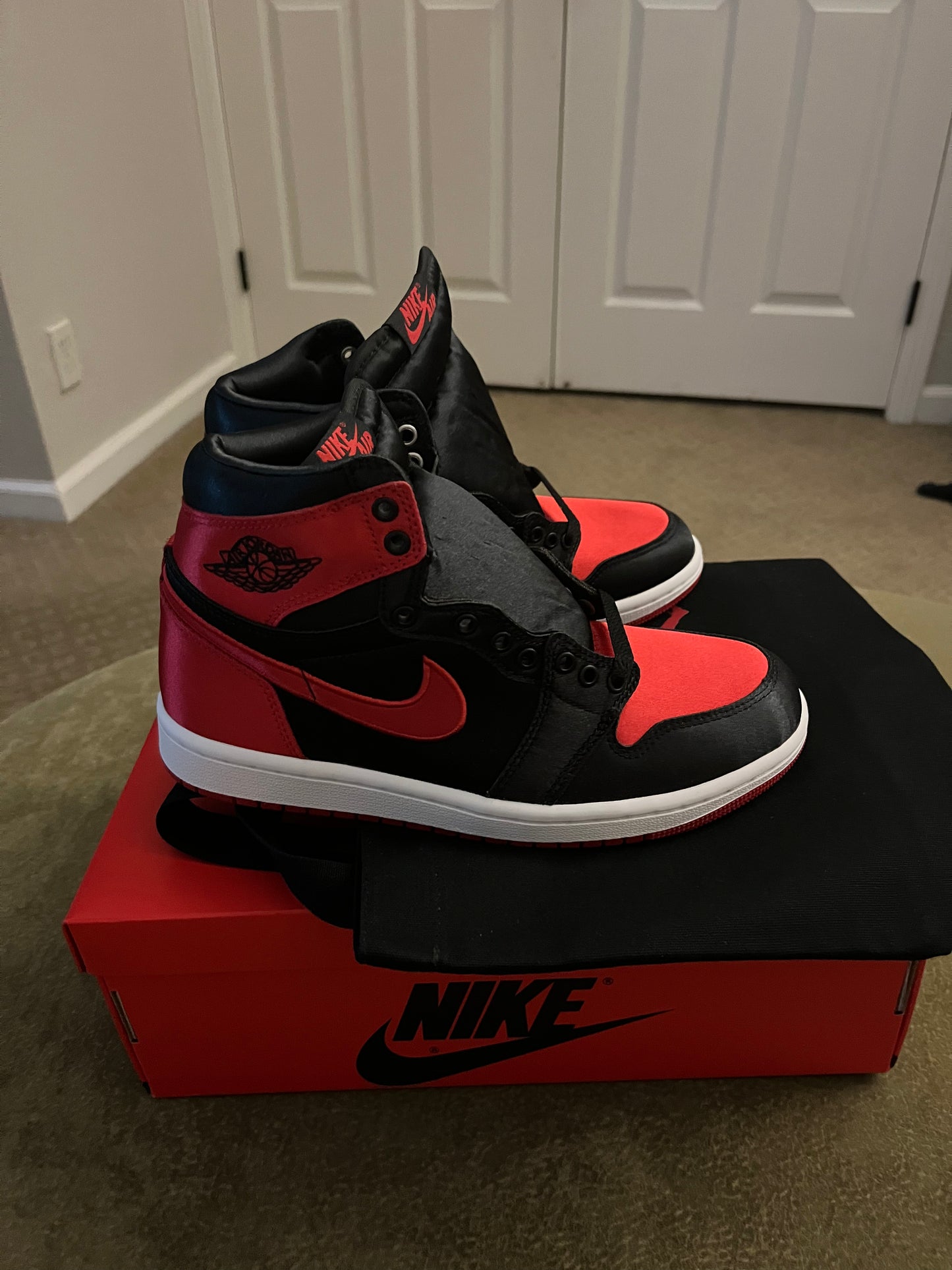 Jordan 1 Retro High OG
Satin Bred(Women’s)