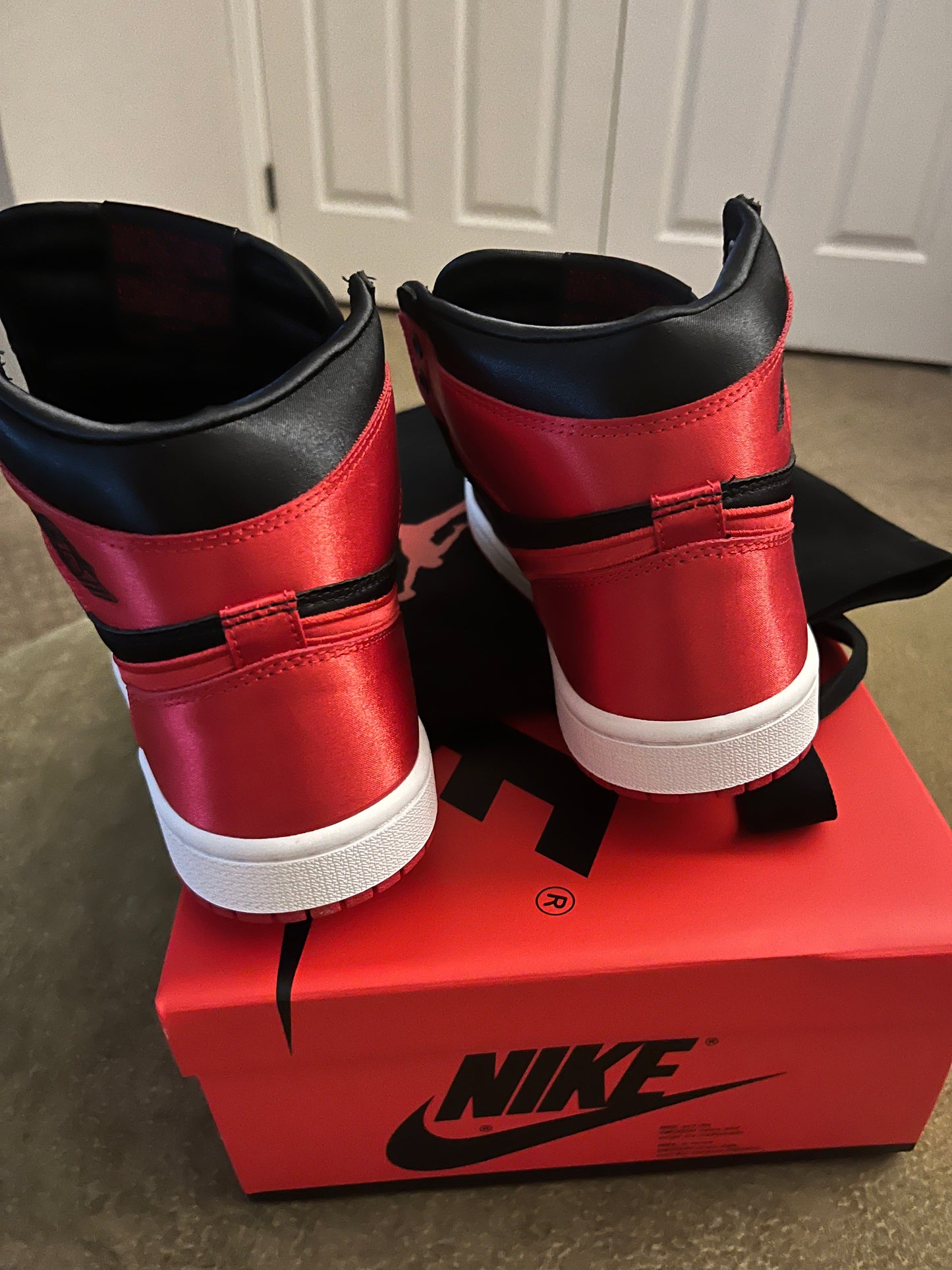 Jordan 1 Retro High OG
Satin Bred(Women’s)