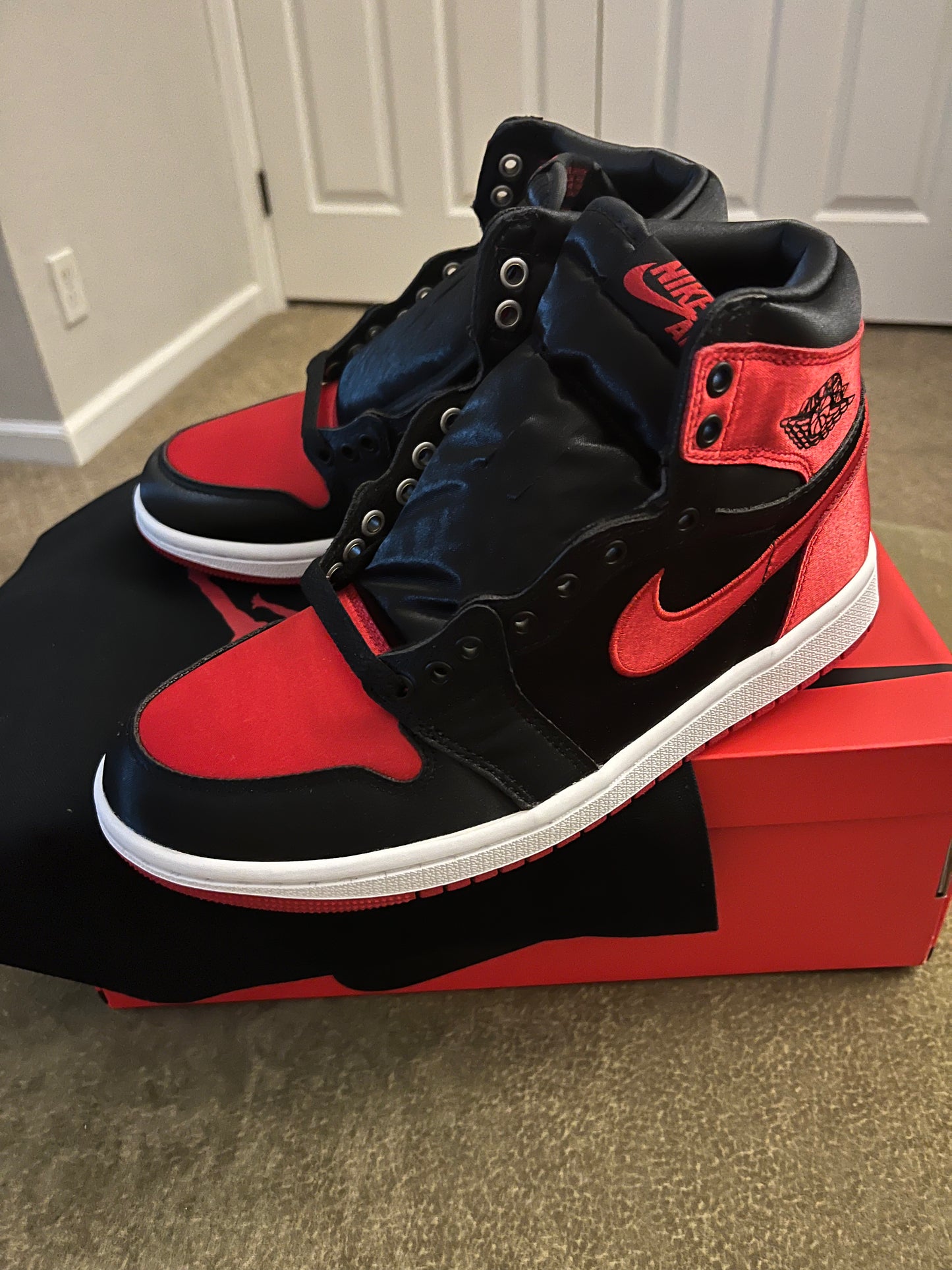 Jordan 1 Retro High OG
Satin Bred(Women’s)