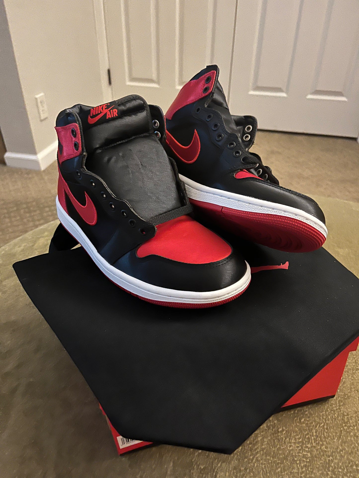 Jordan 1 Retro High OG
Satin Bred(Women’s)
